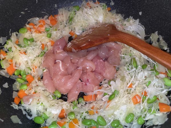 高麗菜熟了以後，把菜往旁邊撥開，瓦斯的火用中小火，中間鍋底倒少量橄欖油，雞肉放進去炒，
只要小心翻動雞肉，盡量不要撥到旁邊的菜，火的範圍也和雞肉範圍差不多即可。