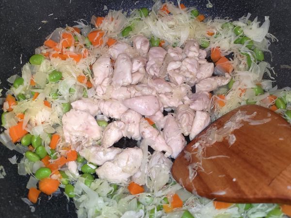 雞肉每一面都變白色，用鏟子切最大塊的肉，看中間也變白色即可，不要炒太久肉會老掉