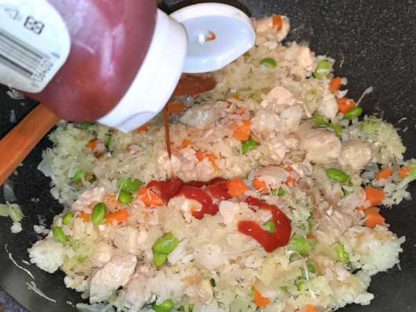 白飯放入，擠入番茄醬，用中火全部一起炒，
番茄醬的量不要一下過多，邊炒邊加，加到喜歡的顏色即可，
然後試味道，若想鹹一點可以加鹽或蒜香調味鹽調味，調味完關火。
