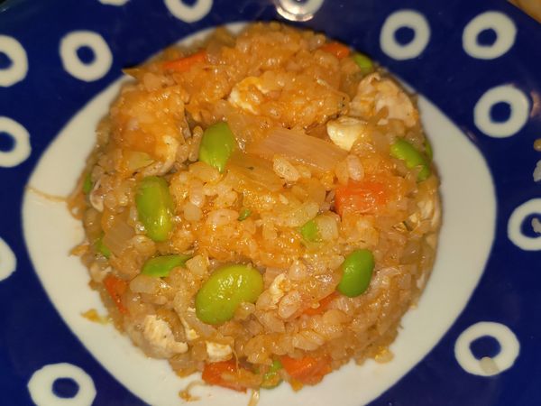 用碗裝飯，倒扣在盤子上（應該可以裝四盤）