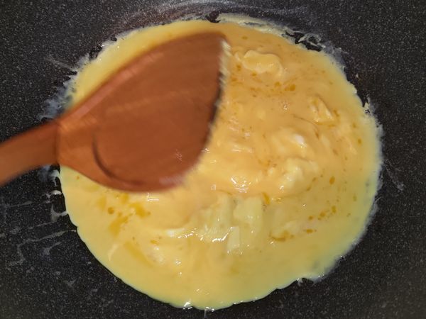 6顆蛋、鹽半小匙，牛奶，一起打成蛋液，
鍋子倒橄欖油，用小火，炒的時候用煎匙攪拌蛋液