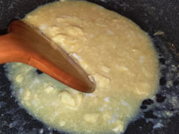 小心不要讓蛋過熟或太固態，大約比玉米濃湯稠一點即可