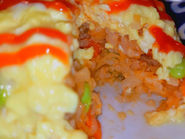 切開，蛋是不會留下來或到處散的，吃起來跟一般蛋包飯口感不會差很多哦。