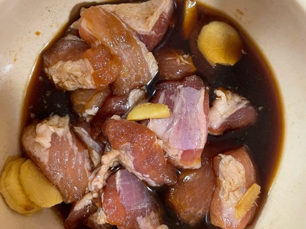 醃肉
醬油2匙、米酒2匙、味林1匙、醬油膏一點點、白胡椒一點點、薑切片，醃漬10-15分鐘即可