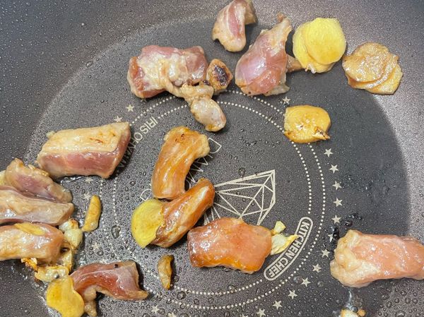 把肉丟下去煎，薑也下去，肉煎到恰恰就可以了