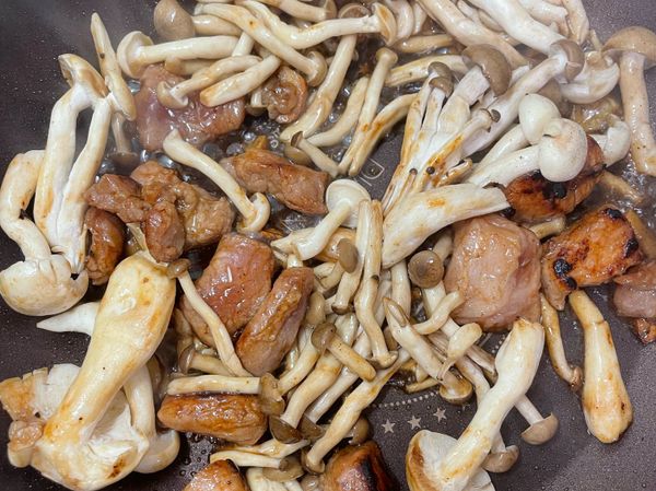 鴻禧菇下去，稍微軟掉就可以把剩下的醬汁倒進去，加一點水才不會死鹹哦～