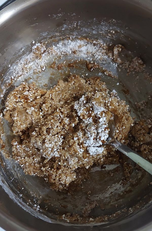 將黑糖及水拌勻至沒顆粒,再加熱到大滾,倒入樹糬粉攪拌(很重要!一定要粉倒入水),關火,持續攪拌~
不燙時,倒至桌上,持續揉至看不見粉粒。