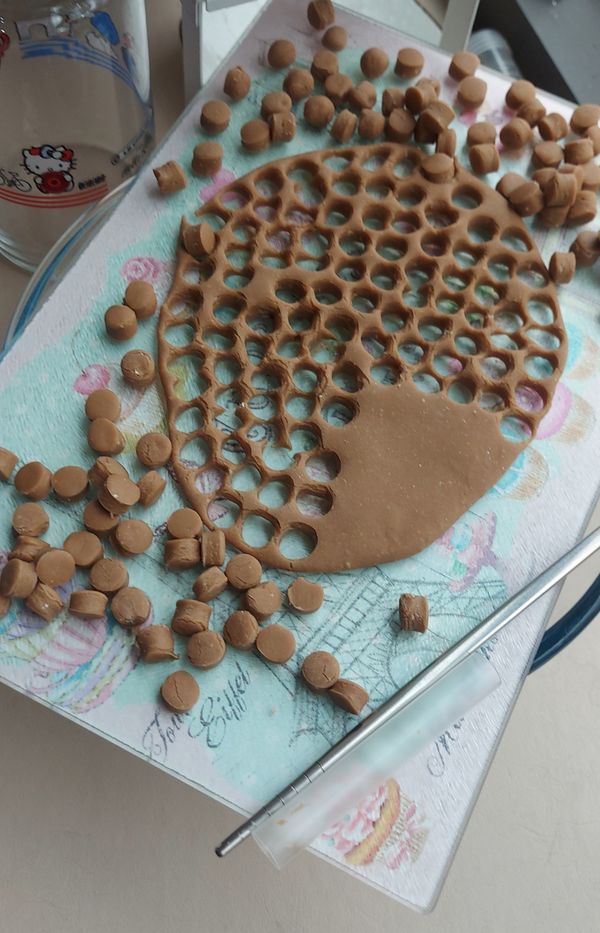 將麵糰壓平至1公分左右,用波霸吸管搓麵糰,就有1顆1顆的粉圓了~可以在次用手搓圓。(若要冷凍粉圓可以撒上一點粉,防沾粘)