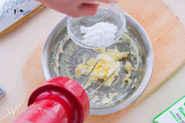 將細砂糖分批加入室溫軟化的奶油中