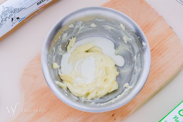 並持續打發至融合在一起。