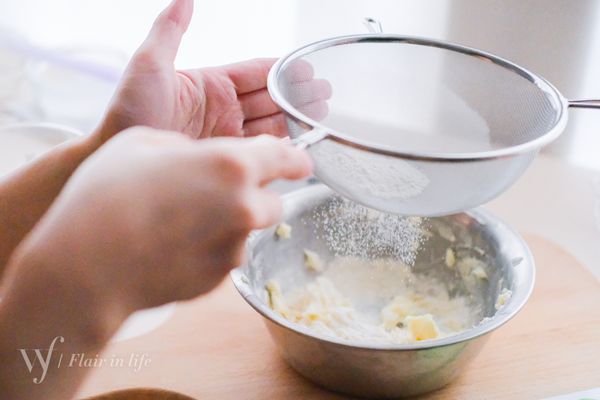 麵粉過篩分次加入，持續打發（攪拌也行）直到原料混合在一起。