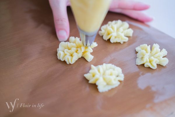 放入擠花袋，開始擠花做餅乾囉！