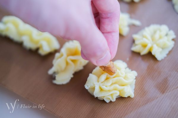 放上核桃，你也可以選擇喜歡的堅果種類。