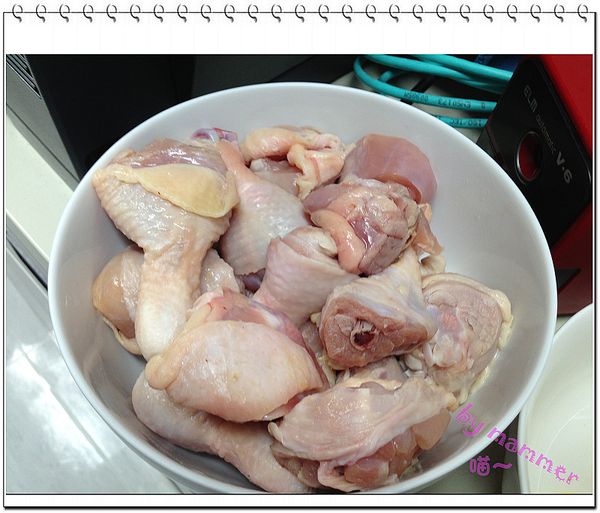 雞小腿(costco 購入, 已切塊的雞小腿)先用熱水汆燙去血水, 撈起備用