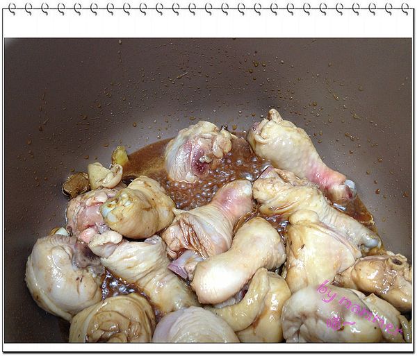 收汁過程中, 鍋蓋可蓋可不蓋 (若蓋上的話, 記得洩壓閥要調到無水烹調), 中途掀蓋翻炒一下, 讓雞腿上色均勻