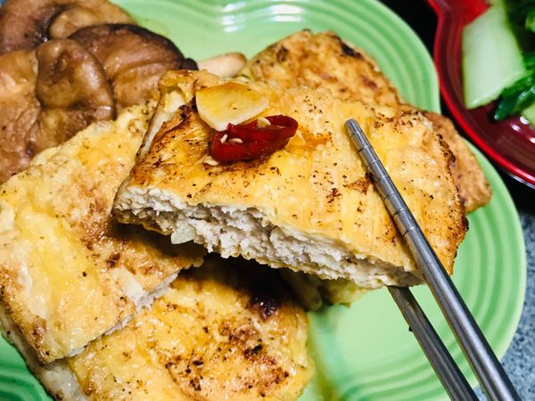 豆包攤開包入絞肉，下鍋用不沾鍋中小火煎至兩面金黃即可起鍋