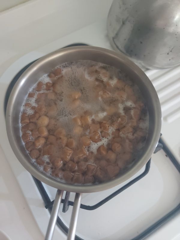 煮波霸粉圓:從冷凍室會出波霸,不需解凍。滾水下波霸煮15分鐘,再悶15分鐘。用冰塊冰一下,再加入細砂糖,即可。