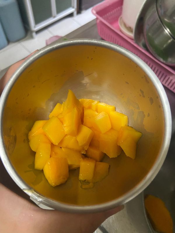 將芒果削皮切丁