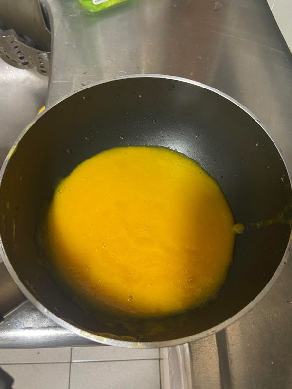 將芒果丁及百香果加入攪拌機打碎