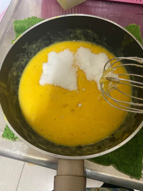 將芒果醬加入糖