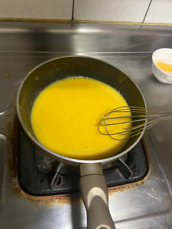 將芒果醬煮至濃稠及彈性立刻關火