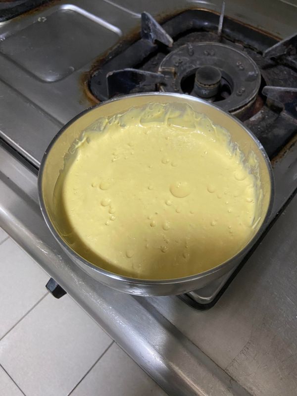 加入吉利丁凍及奶油拌均 冷藏3小個小時