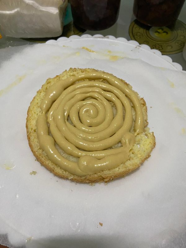 將海綿蛋糕切至三等份第一層加入芒果醬