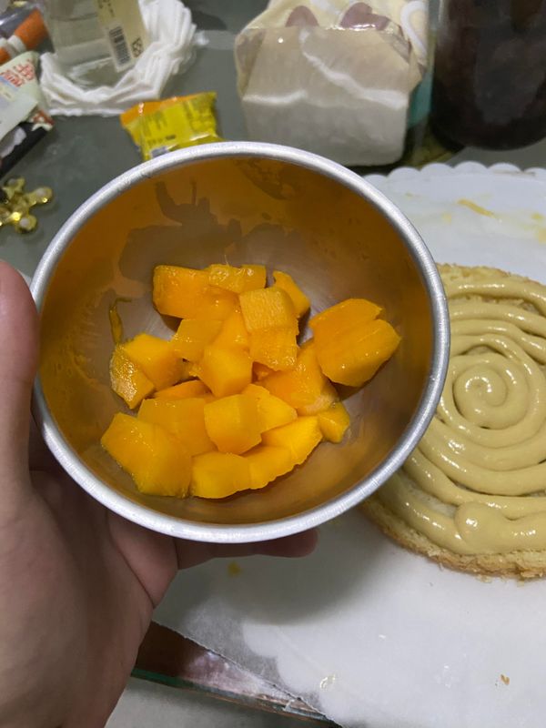 將芒果切至小丁