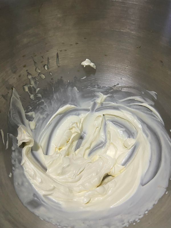 將鮮奶油及糖加入攪拌機打至6分發