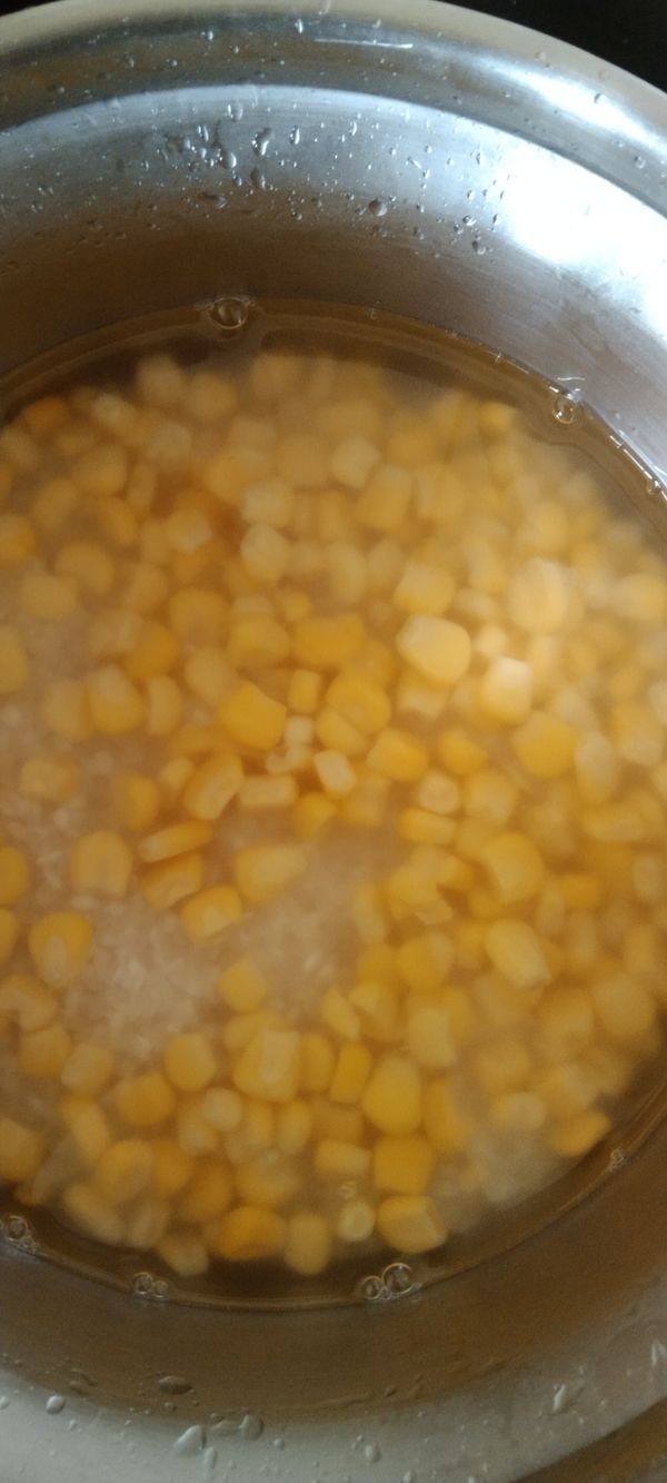 玉米飯：飯洗淨,加水2.5杯,加玉米粒,電鍋外加1杯水蒸