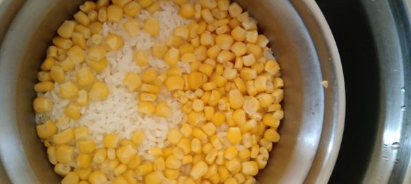 玉米粒加飯,2.5杯水,外鍋1杯水煮成玉米飯