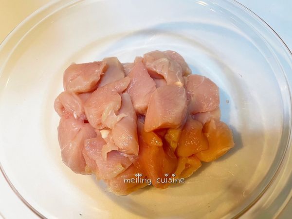 雞胸肉順肉的紋理切不規則塊狀備用，因雞胸肉油脂低，切不規則塊狀，油炸時較能均勻受熱，口感佳，酥炸起來會內嫩JUICY。