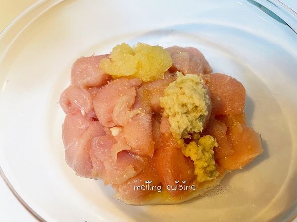 開始做打水處理(抓醃)，打水處理主要是要讓肉炸起來口感軟嫩味道更透；薑泥、蒜泥同時倒入與雞胸肉一起抓醃3分鐘，薑有去腥作用；蒜有提味作用。