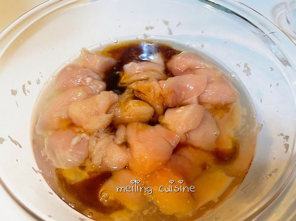 抓醃好再同時倒入清酒、味霖、鰹魚露、鹽、糖繼續抓醃，切不規則塊狀雞胸肉，抓醃時，能更均勻吸收醬汁，一樣抓醃3分鐘。