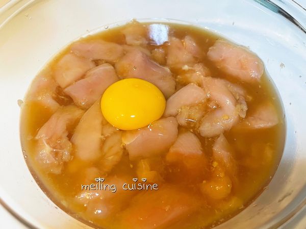 香料、醬料調味抓醃完成，接著將雞蛋直接打入醃製的容器裏與雞胸肉繼續抓醃1分鐘，雞蛋可以讓雞胸肉口感更軟嫩。