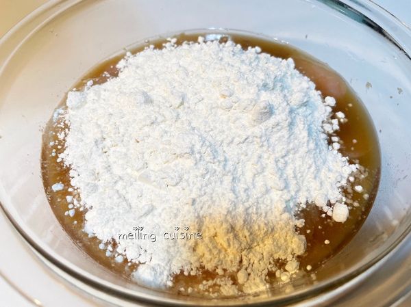 接著倒入低筋麵粉，用手抓醃拌勻，拌勻至已經沒有麵粉的結塊即可準備油鍋，因前面步驟已有做打水處理，可以直接油炸，(若沒有將雞胸肉先做打水處理，醃製好需先放入冰箱冷藏60分鐘後再進行油炸)。