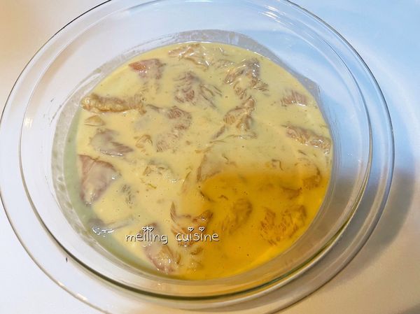 準備油鍋，倒入適量橄欖油，以中火開始熱油鍋，油鍋溫度到達180度左右即可將醃製好的雞胸肉分批放入油鍋內，放入油鍋後，以中火油炸一分鐘再轉換中小火炸2分鐘即可撈起，雞胸肉油炸過程需要不斷的去翻動它才會快速受熱均勻，繼續油炸時，油溫繼續保持再180度，反覆上一個油炸步驟即可。