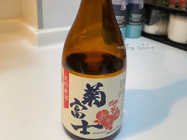 清酒推薦菊富士生酒貯藏清酒(台灣菸酒)，因特殊的釀造技術，清酒保留了較多發酵時原有香氣與清爽的層次口感，口感細膩米香濃郁，還帶點果實香氣，很適合用在重口味的料理(例如肉類醃製)。