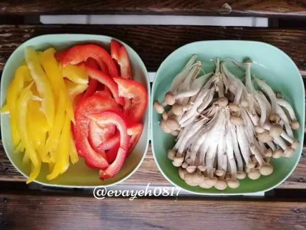 ▶️甜椒洗凈去籽後，切條狀
▶️鴻禧菇去除前端較不乾淨的部分，拆成條狀備用。（菇類其實可以不用清洗）