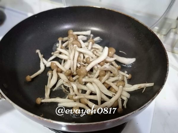 ▶️鴻喜菇首先下鍋乾煎（使用不沾鍋的話可以不用放油或放少許的油即可）

▶️鴻喜菇煎至飄出香味以及開始出水後，加入甜椒拌炒。甜椒本身可以生吃不需要拌炒太久，我個人比較喜歡維持甜椒的脆度。

▶️拌炒至差不多後，最後加入調味料，拌炒均勻即可盛盤。（撒點白芝麻裝飾用）