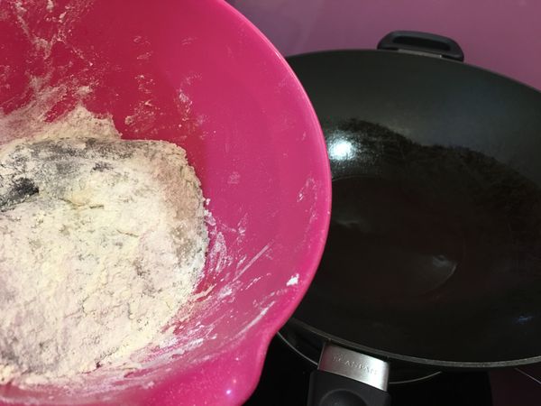 將單邊肚洞鱈魚腹部的黑膜剃除後洗淨擦乾，兩面均勻裹上適量麵粉。
註：魚類腹部上的黑膜是腥味的來源。