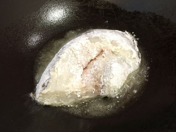 熱鍋熱油，將鱈魚下鍋以半煎炸的方式將兩面煎至金黃後撈起備用。