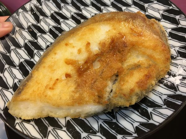 煎魚的油一定要夠熱，可用筷子插進油鍋中測油溫，若筷子四周起小泡泡表示油溫已到達。魚下鍋後不要急著翻面，小火煎3-5分鐘左右(視魚的厚度)用鍋鏟稍微輕推魚片，若能輕易推動即表示可以翻面。其中，煎魚時裹上薄粉可以幫助魚肉保持完整。