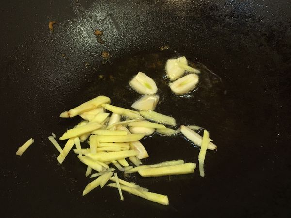 同鍋，用煎魚所剩的油，煸香薑絲與蒜片。