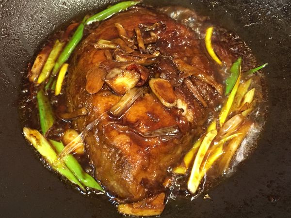 兩面吸飽醬汁後再加入蔥綠，煨煮至蔥綠變軟即可盛盤。