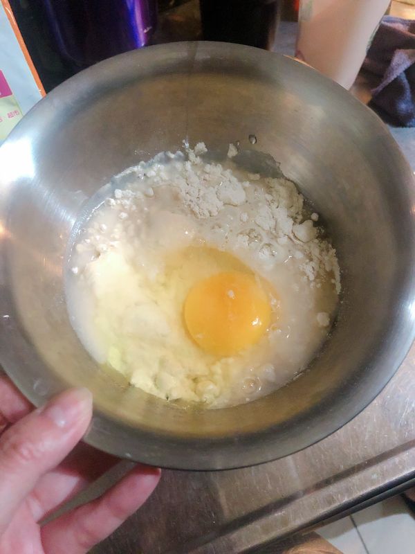 將鬆餅粉、水、雞蛋倒入攪拌均勻即可