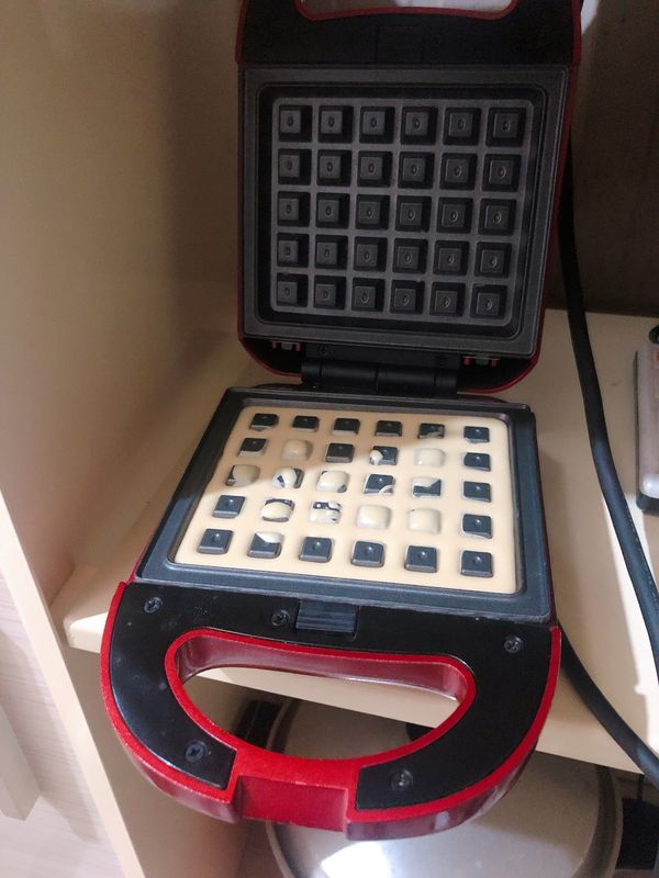 將攪拌均勻的鬆餅粉漿倒入預熱的鬆餅機內蓋上蓋子等待幾分鐘就可以完成！
*沒有鬆餅機也可以倒在平底鍋完成喔*