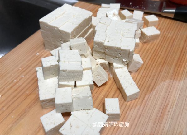 板豆腐切小丁。