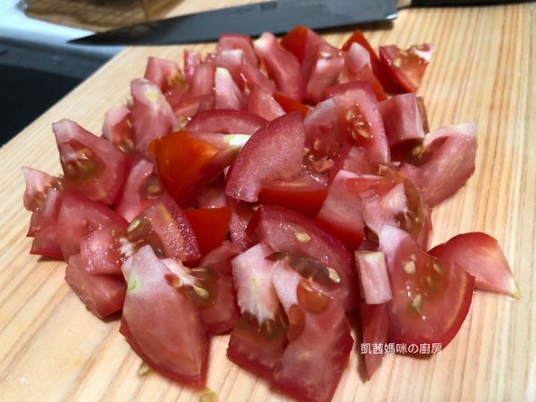 蕃茄切小塊。