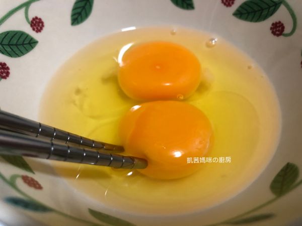 雞蛋去殼、打散。